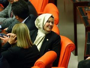 Cuatro diputadas turcas asisten por primera vez al Parlamento con el Hiyab