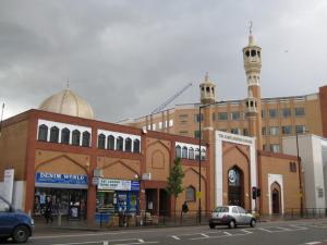 Non-Muslims experience beauty of Islam at East London Mosque
