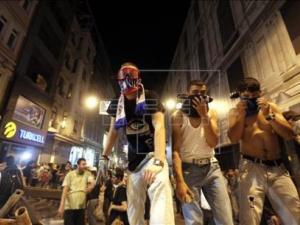 Las autoridades turcas reabren el parque Gezi tras una noche de protestas