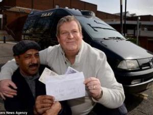 Taxista musulmán devuelve maletín con 10.000 libras